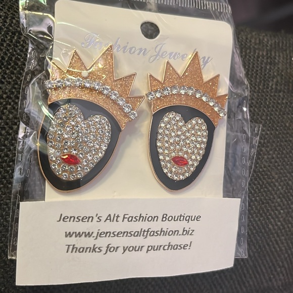 NWT ROSE GOLDV/SILVER ALLOY EVIL QUEEN PROFILE CUBIC ZIRCONIA STUD EARRINGS - Picture 3 of 3